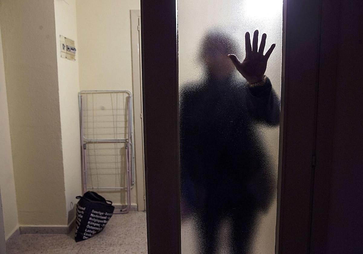 Imagen de archivo de una mujer víctima de violencia de género posando en su casa.