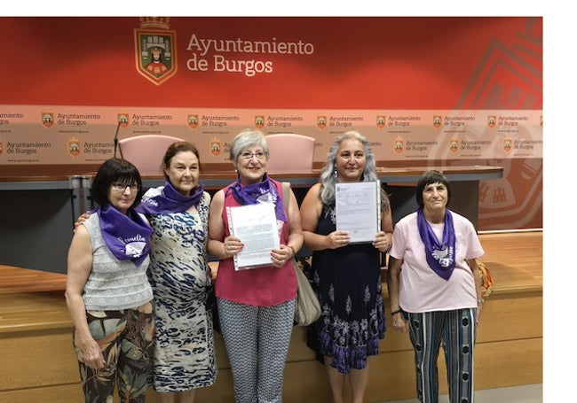 Delegación de Mujeres por la Igualdad en la Iglesia, con el escrito presentado al Ayuntamiento.