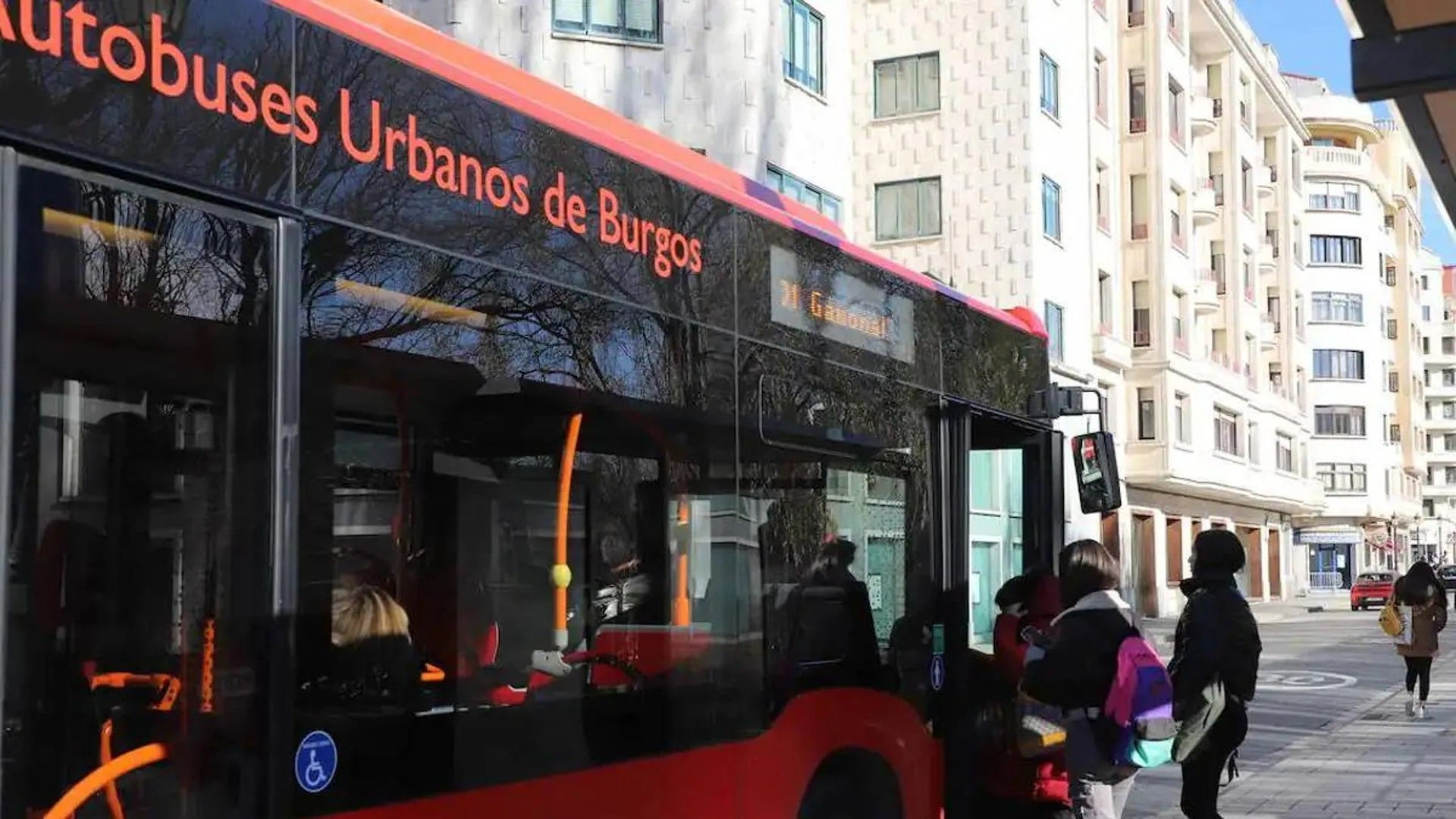 Viajeros montan en un autobús urbano en Burgos.