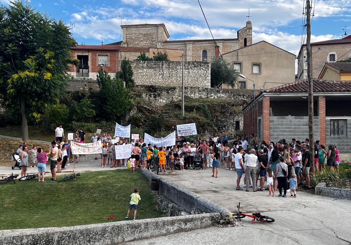 Manifestación en contra de la macrogranja en Fuentemolinos, Burgos