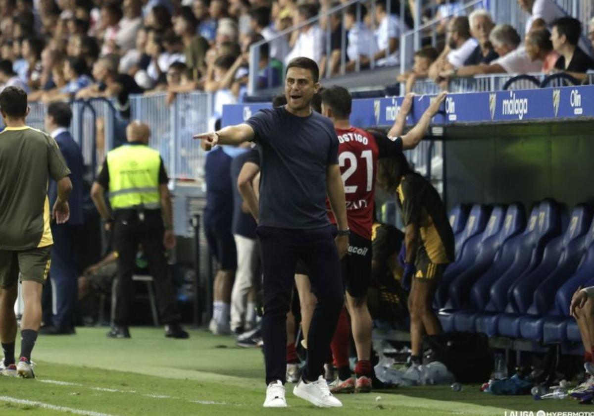 Alessio Lisci, el entrenador del CD Mirandés, en el encuentro contra el Málaga CF.