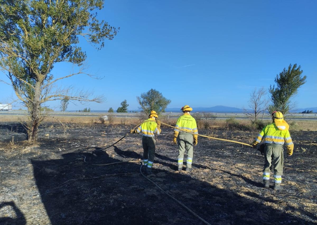 Imagen secundaria 1 - Medios de extinción trabajando contra el fuego. 