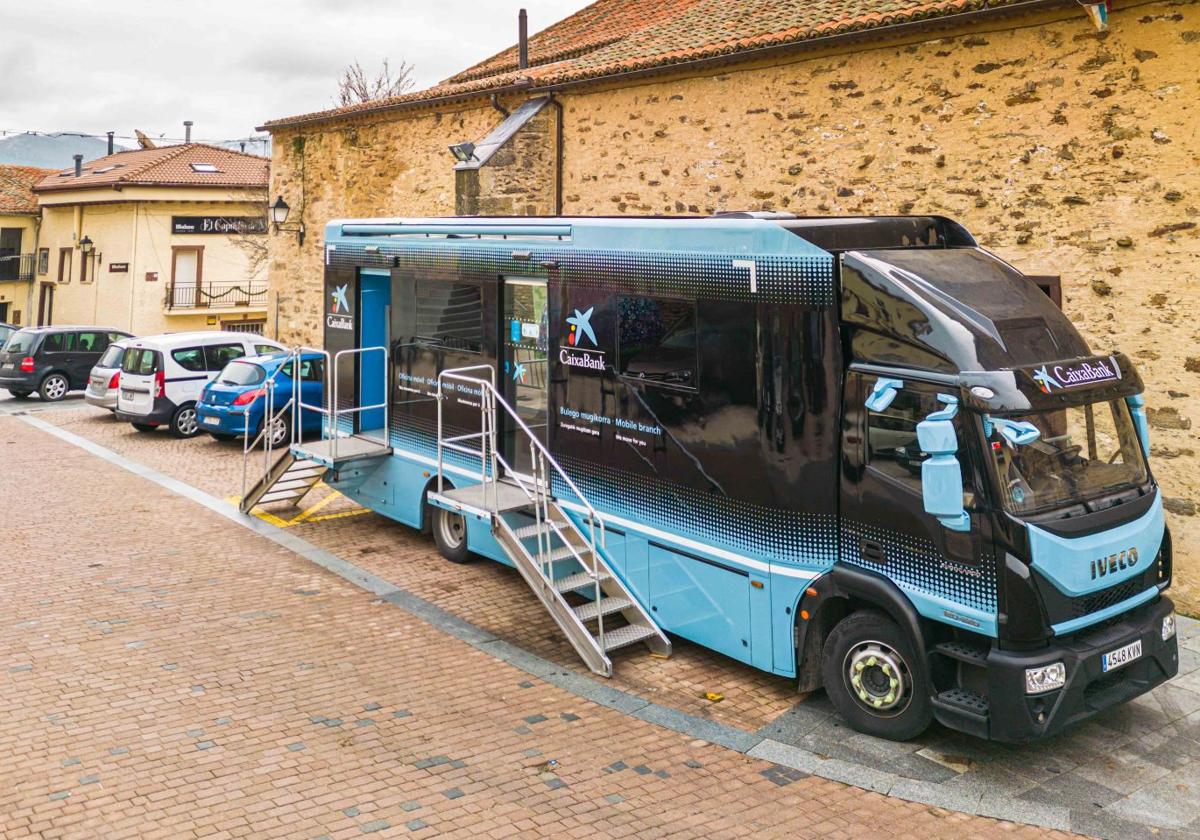 El camión que hace las veces de oficina bancaria móvil en el medio rural.