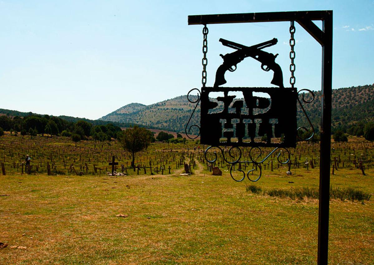 Imagen secundaria 1 - Cementerio de Sad Hill de noche, en la actualidad reconstruido y al comienzo de los trabajos con las primeras tumbas. 