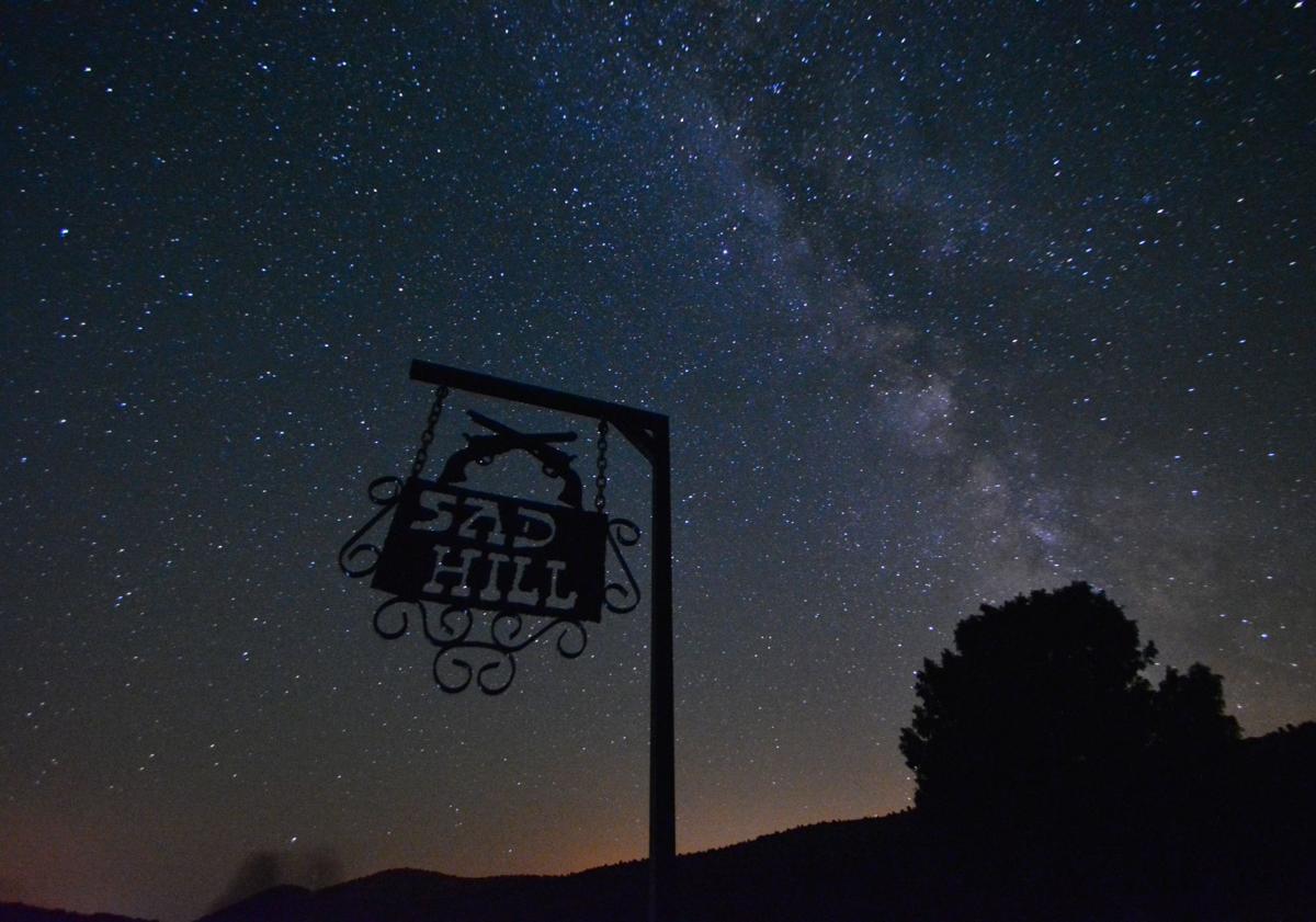 Imagen principal - Cementerio de Sad Hill de noche, en la actualidad reconstruido y al comienzo de los trabajos con las primeras tumbas. 