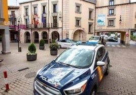 La Policía Nacional frente al Ayuntamiento de Aranda de Duero.