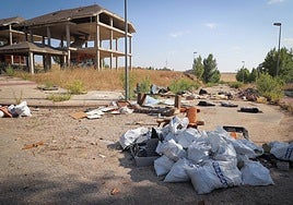 La basura comparte espacio con los esqueletos de hormigón en Buniel.