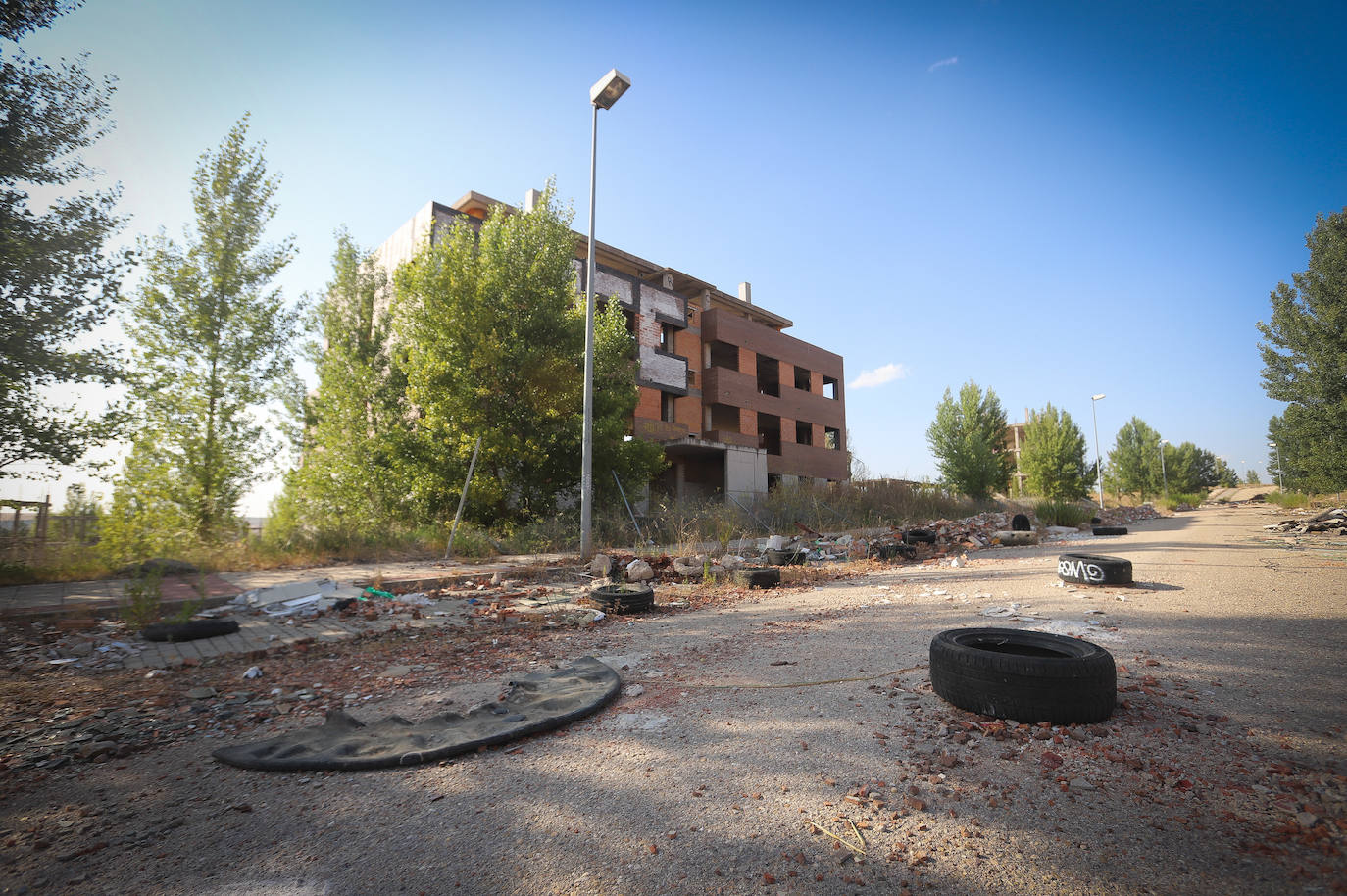 Urbanizaciones fantasma en Burgos: cementerios de hormigón y escombros