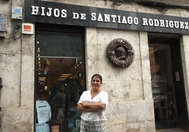 Lucía Alonso, sexta en la generación de libreros y actual regente de la librería Hijos de Santiago Rodríguez.