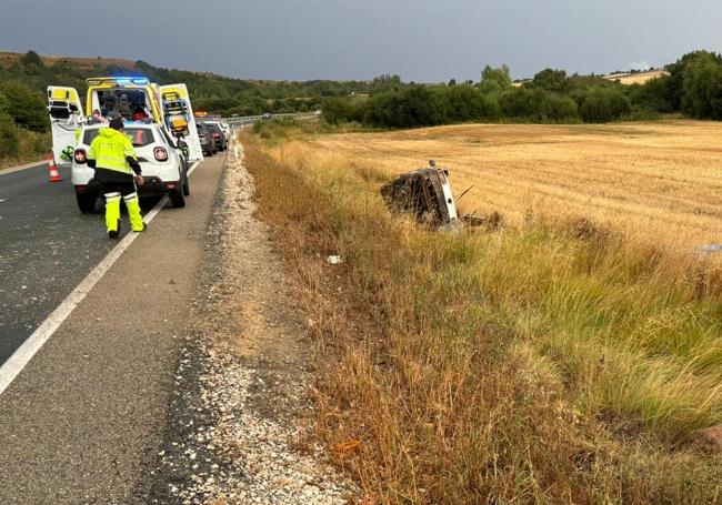 Estado del coche accidentado en Basconcillos del Tozo.