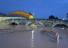 El río Cogollos se desborda a su paso por Villangómez.