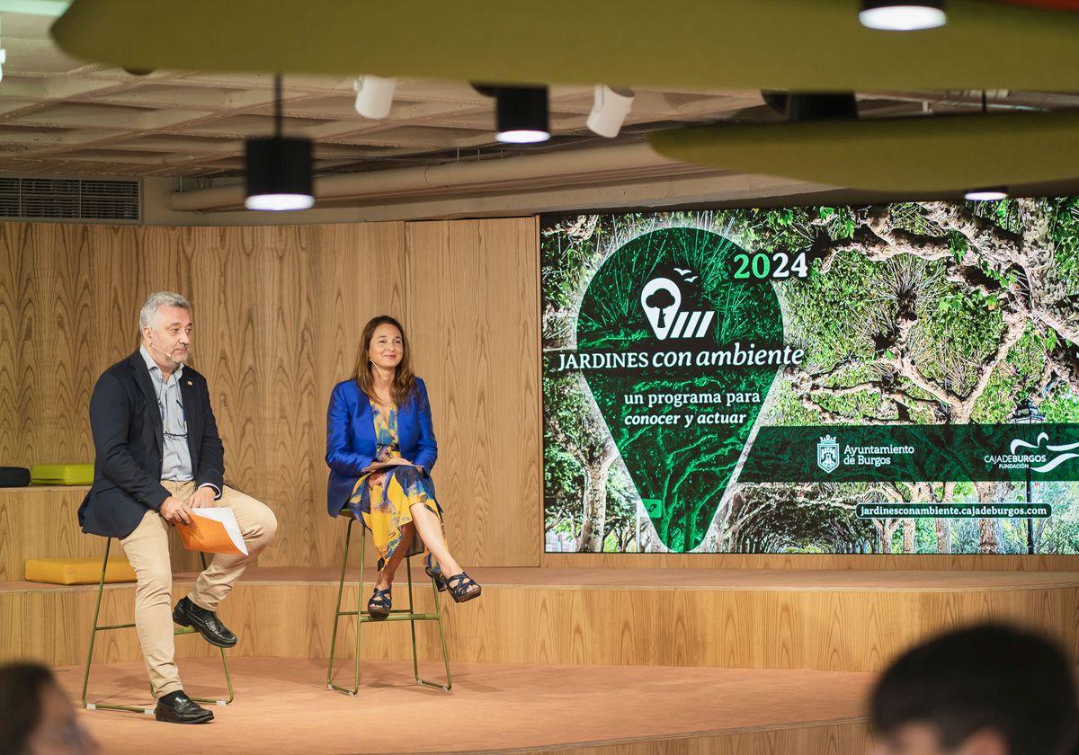 Carmen Hernando, responsable de Cohesión Social y Medio Ambiente de la Fundación Caja de Burgos, y Carlos Niño, concejal de Medio Ambiente del Ayuntamiento de Burgos.