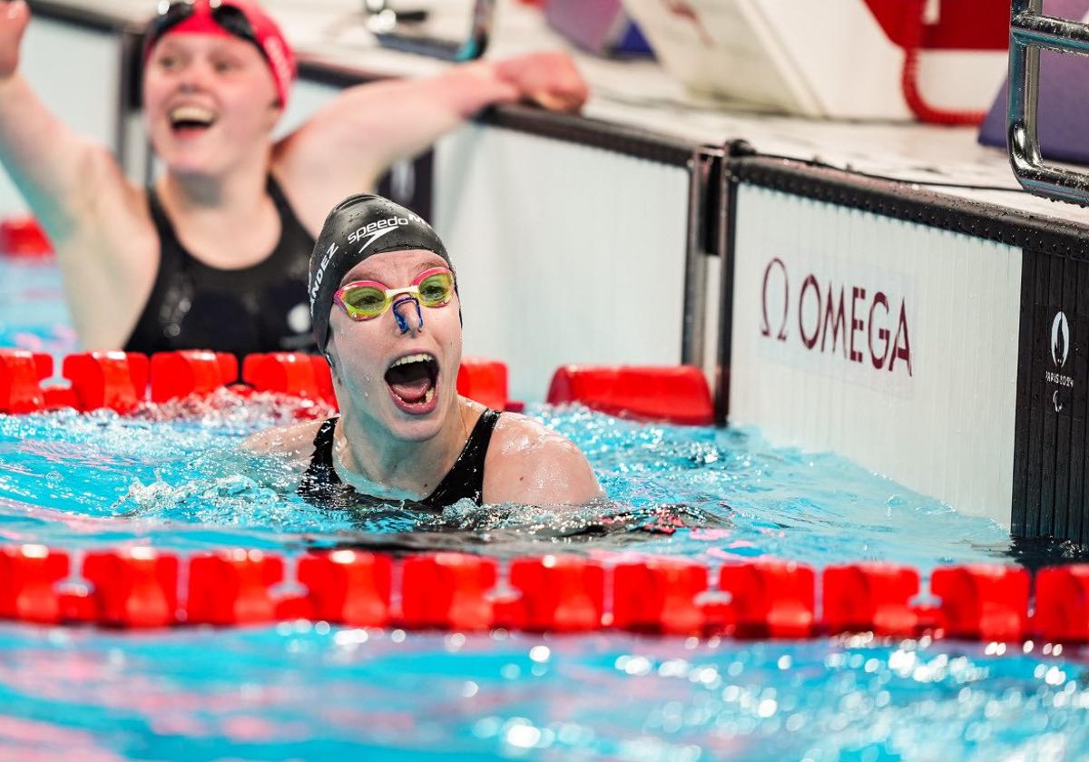 Marta Fernández se entera de que en bronce en los 100 espalda.