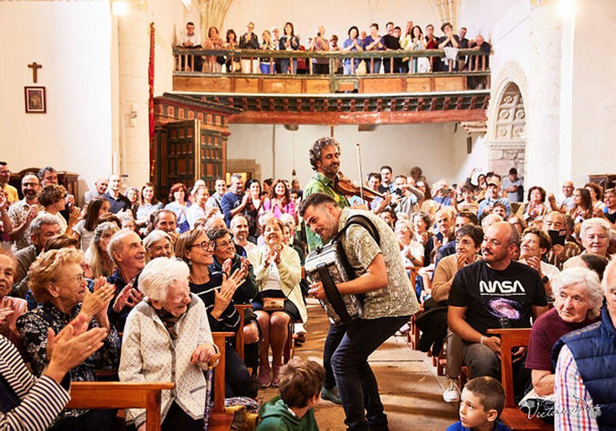 El dúo Fetén Fetén cerró el I Festival del Geoparque Las Loras, con su actuación en Villamartín de Villadiego, el 25 de agosto.