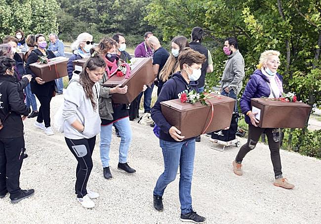 Acto de reinhumación y homenaje de las víctimas exhumadas en La Paredeja.