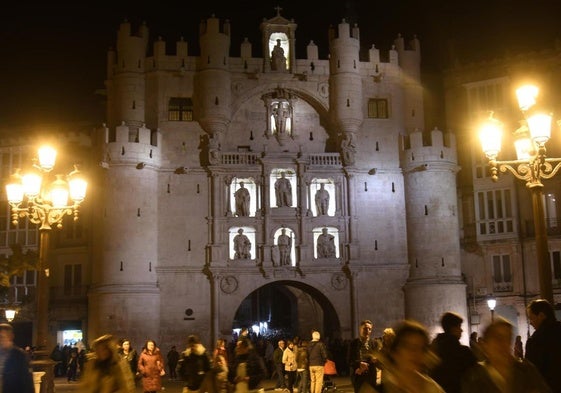 El emblemático Arco Santa María de noche.