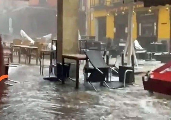 Calles de Medina de Rioseco, anegadas por la lluvia.