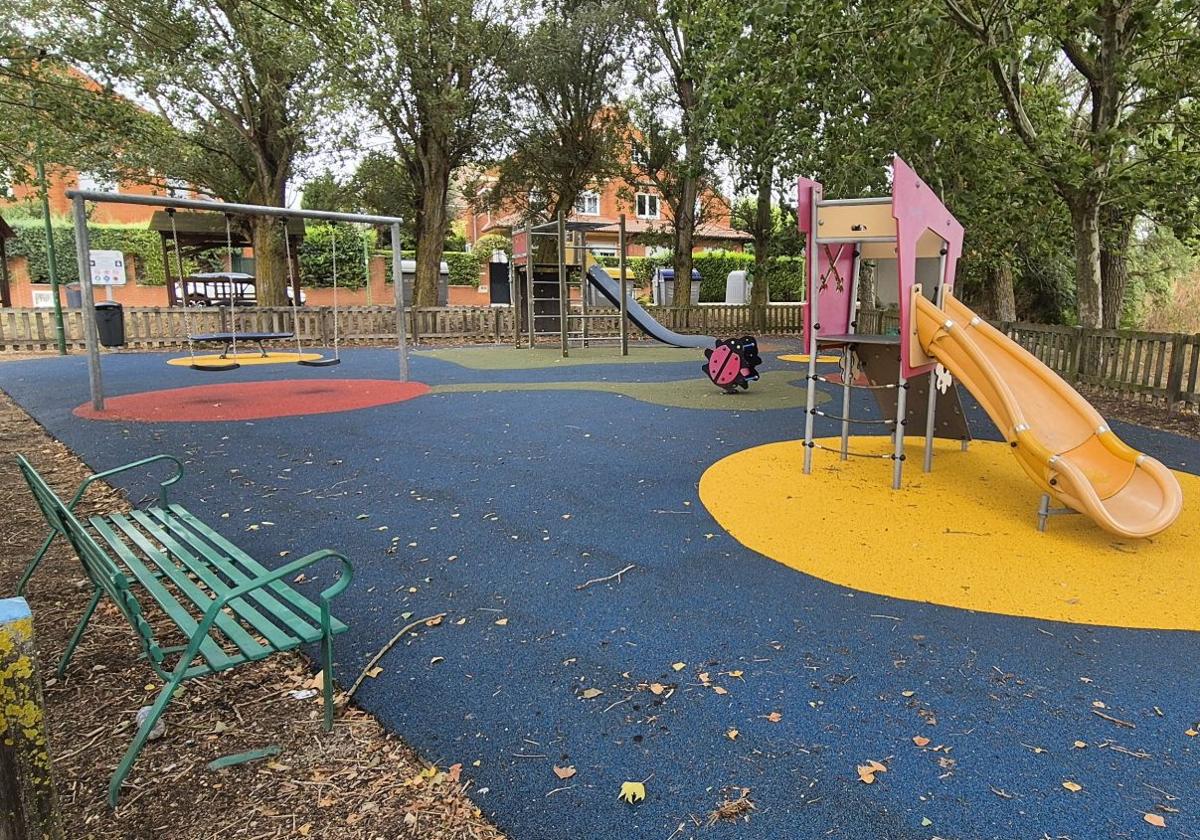 Parque infantil en el barrio de Burgos de Villatoro.