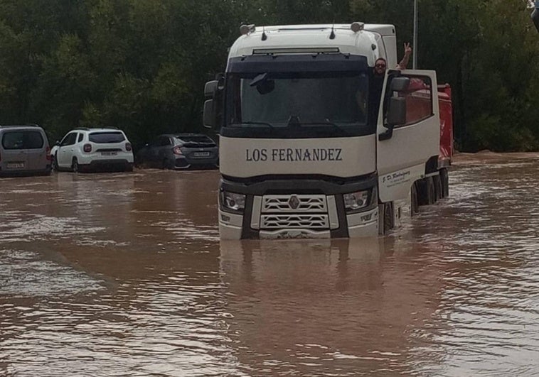 Un camionero atrapado en la inundación de Castrillo de la Vega.