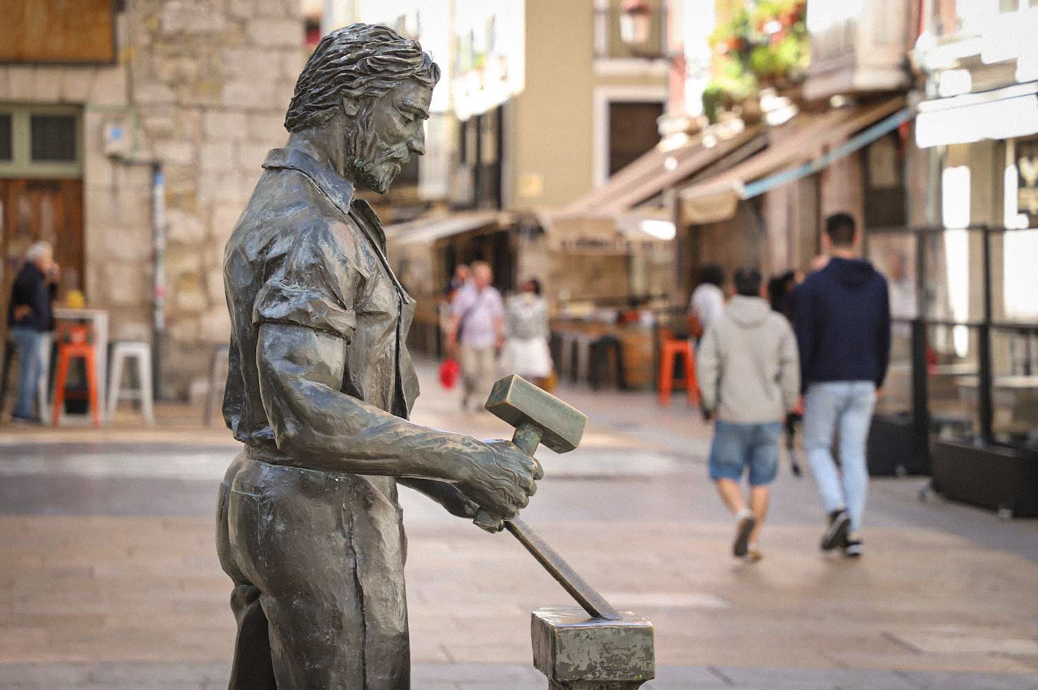Esculta de un herrero en la calle de San Lorenzo