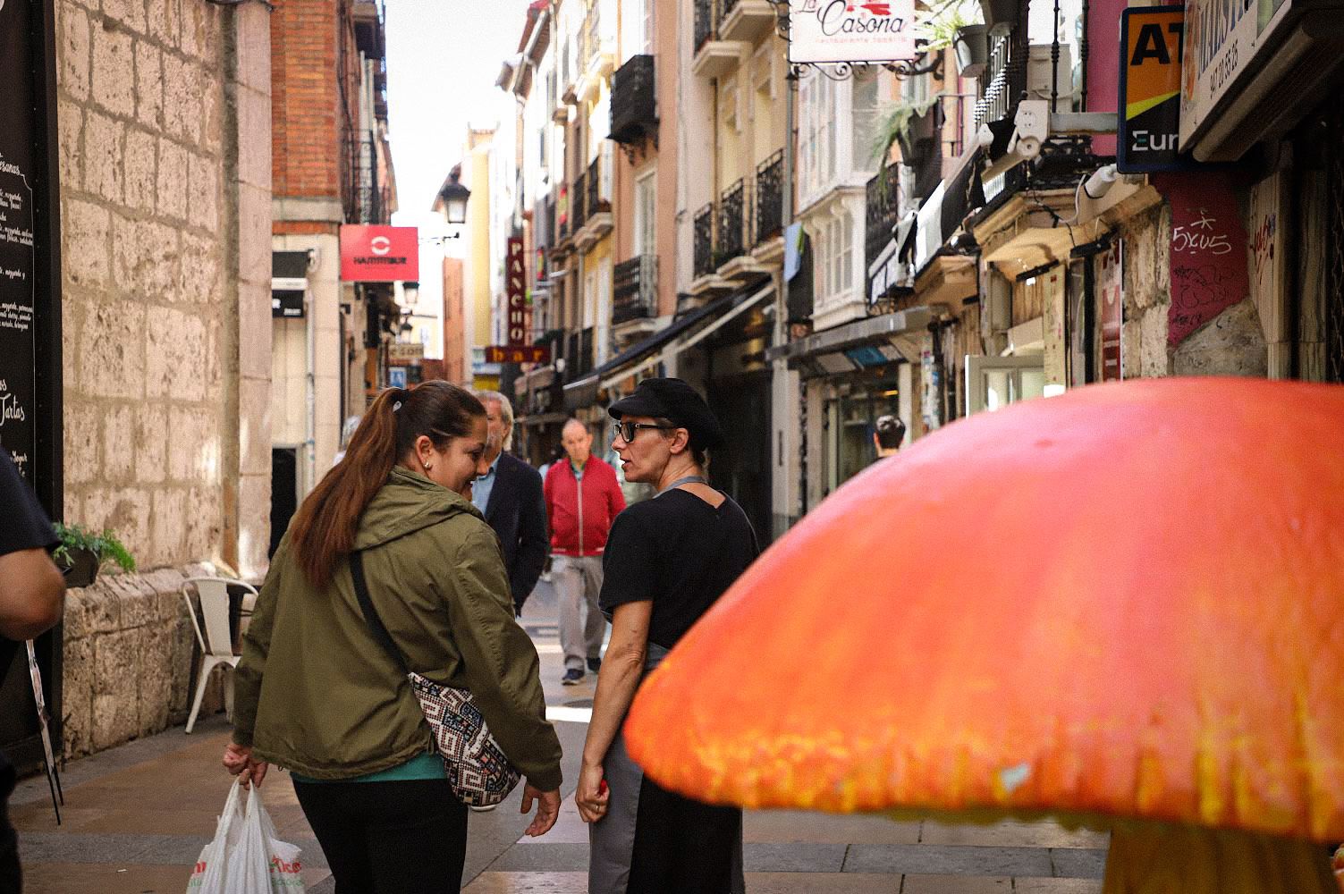 Gente paseando por la calle San Lorenzo