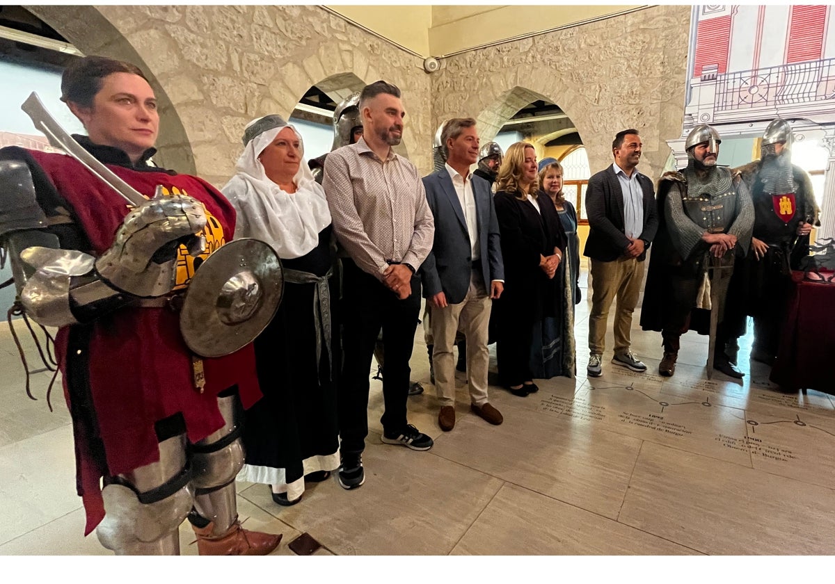 La alcaldesa posa con parte de los recreacionistas.