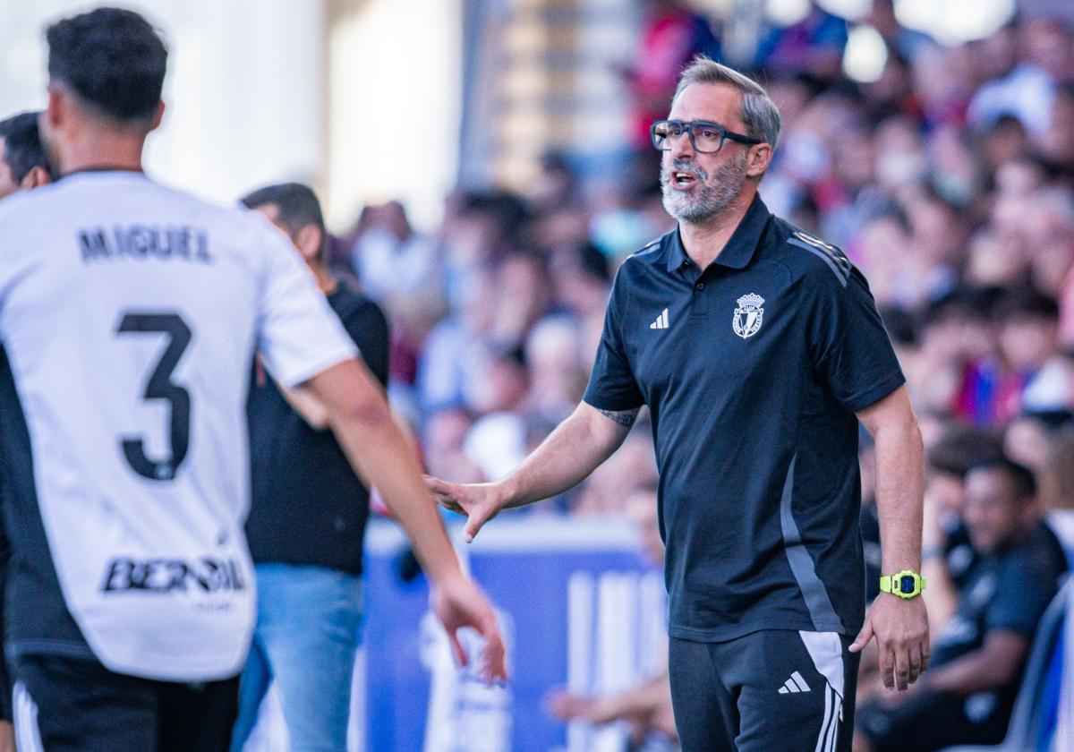 Jon Pérez Bolo indica a sus hombres durante el partido.