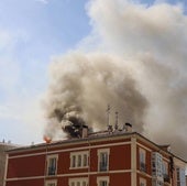 Arde el tejado de un edificio frente a la Catedral de Burgos