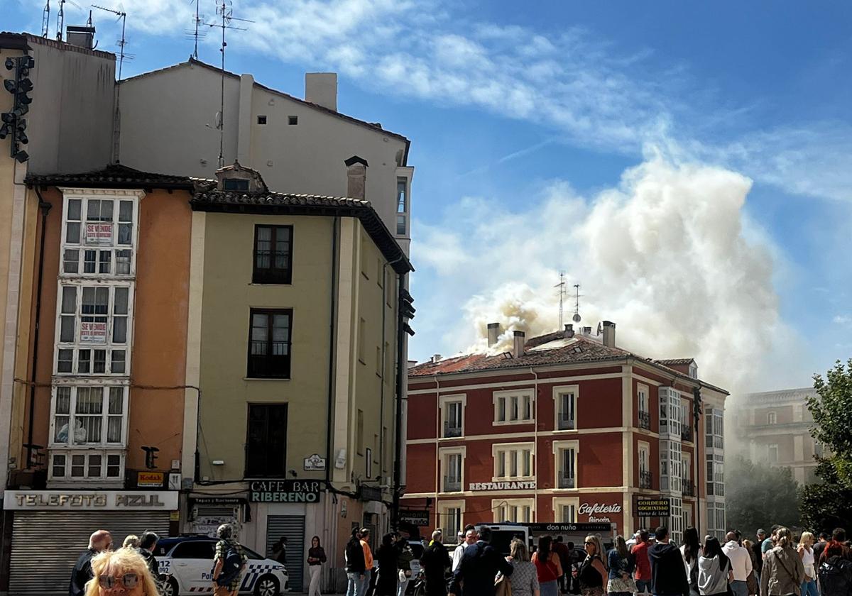 Incendio en un edificio frente a la catedral de Burgos.