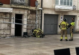 Bomberos de Burgos trabajan en el edificio del incendio.