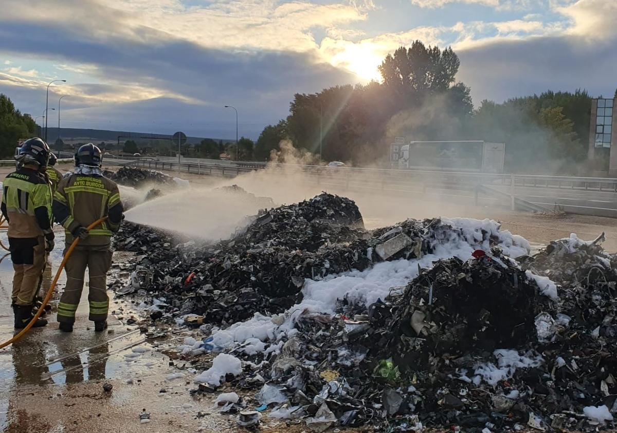 Imagen principal - Imágenes del incendio del camión en Burgos.