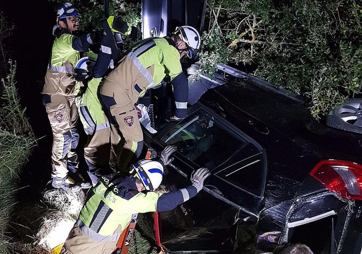 Los bomberos estabilizaron y portearon el vehículo.