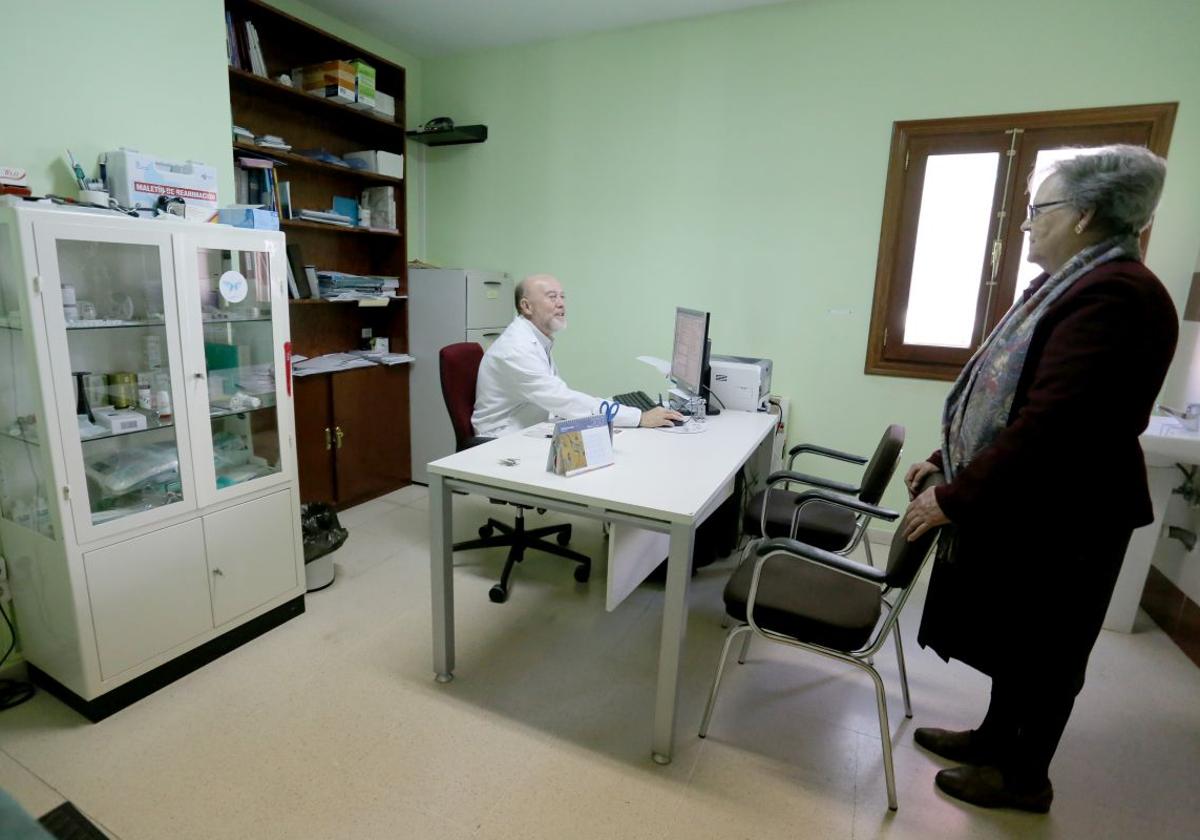 El médico de familia Miguel Ángel Castilla, en el consultorio de Viloria del Henar (Valladolid).