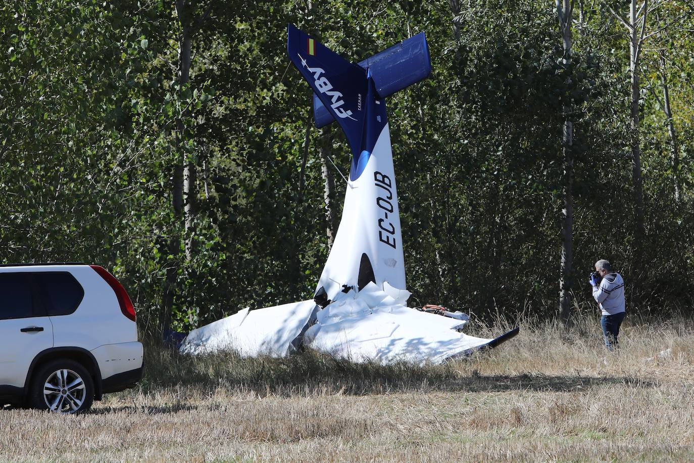 Imágenes del accidente mortal de una avioneta tras despegar en Burgos