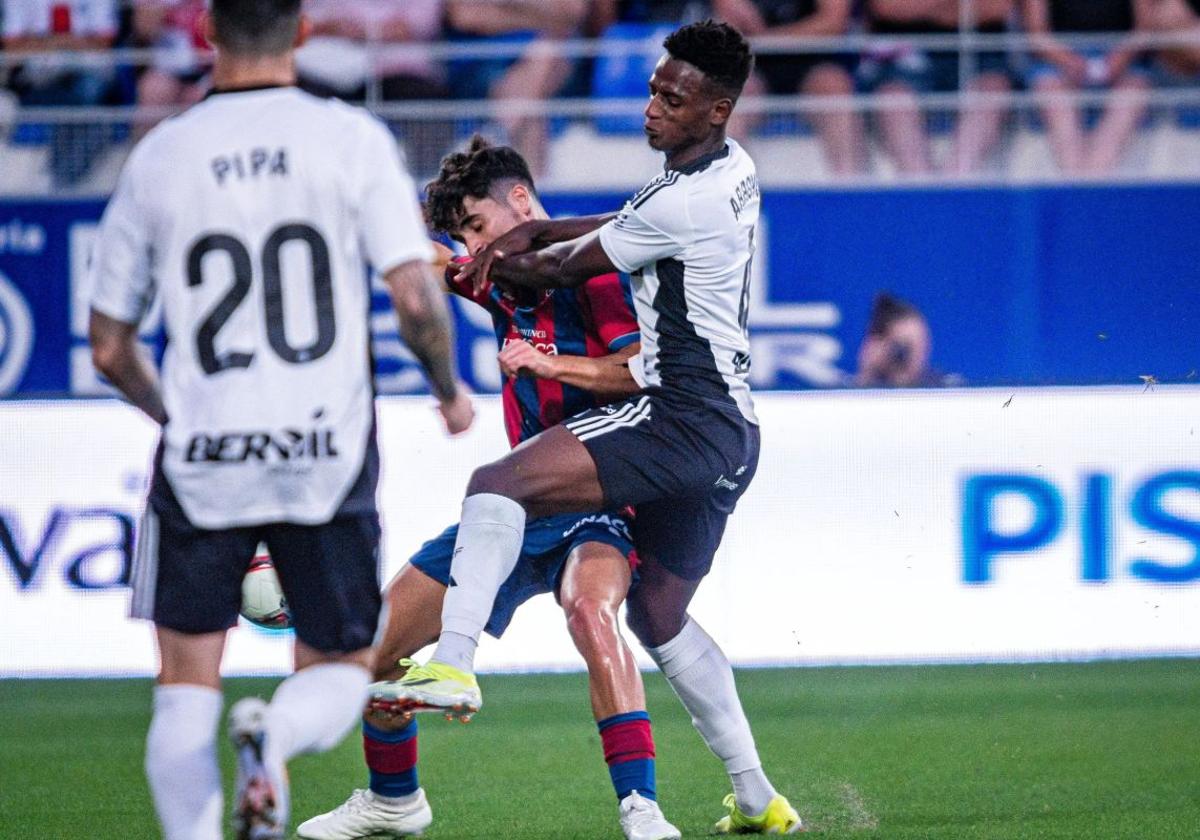 Anderson Arroyo, en un lance del juego frente al Huesca.