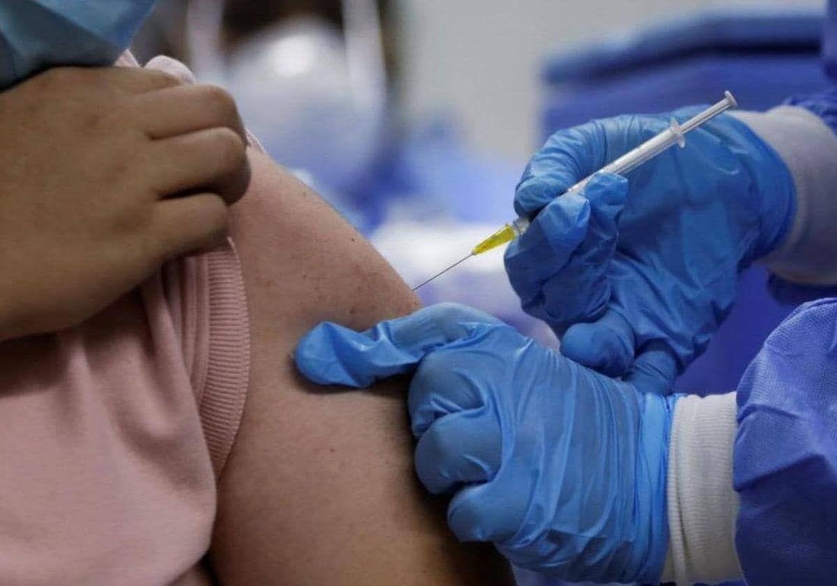 Sanidad hace un llamamiento a la vacunación frente a la covid y la gripe en Burgos.