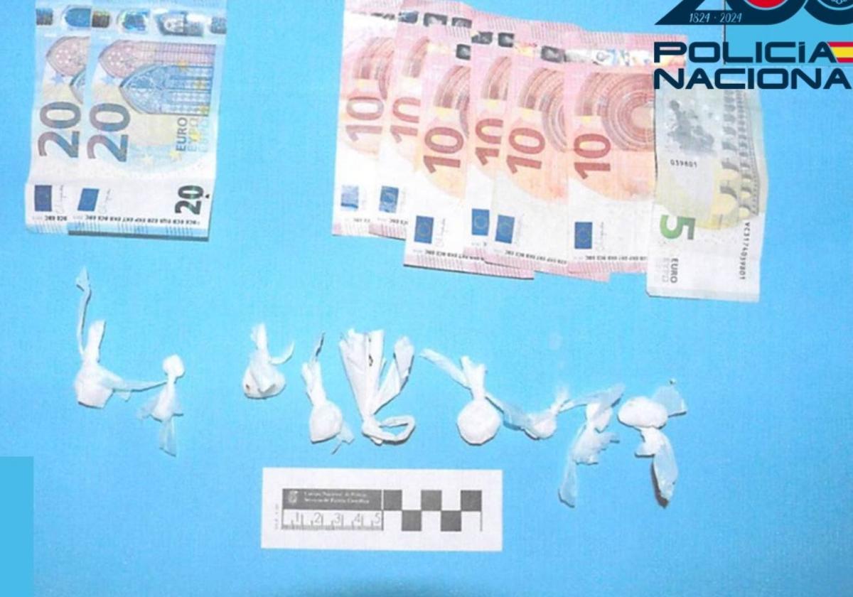 Parte de la droga y del dinero incautados por la Policía Nacional en Aranda de Duero.