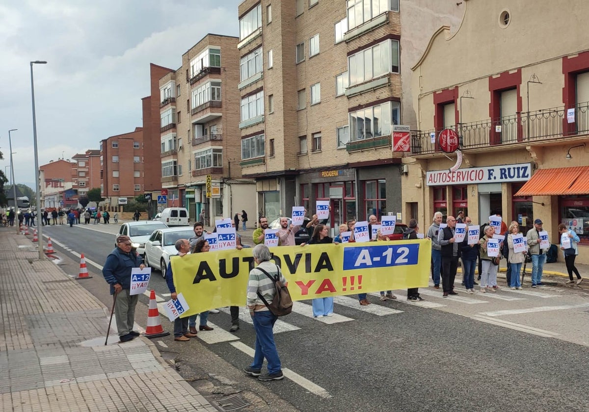 Un centenar de vecinos frente a los dos pasos de peatones.