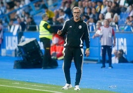 Bolo, entrenador del Burgos CF, dando indicaciones a sus jugadores en el Estadio de Riazor