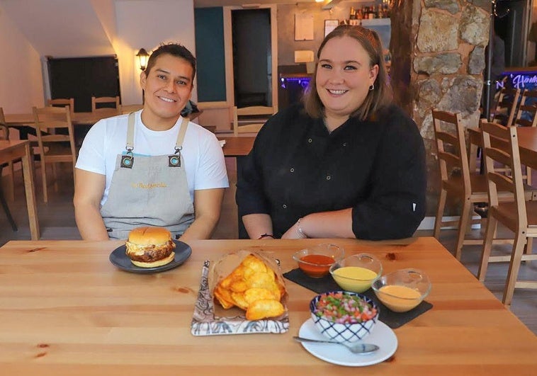 Stefano y Jenifer, propietario y trabajadora de La BienQuerida junto a sus patatas y hamburguesa mechada