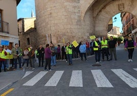 Manifestantes junto al Arco de la Cárcel, en Lerma.