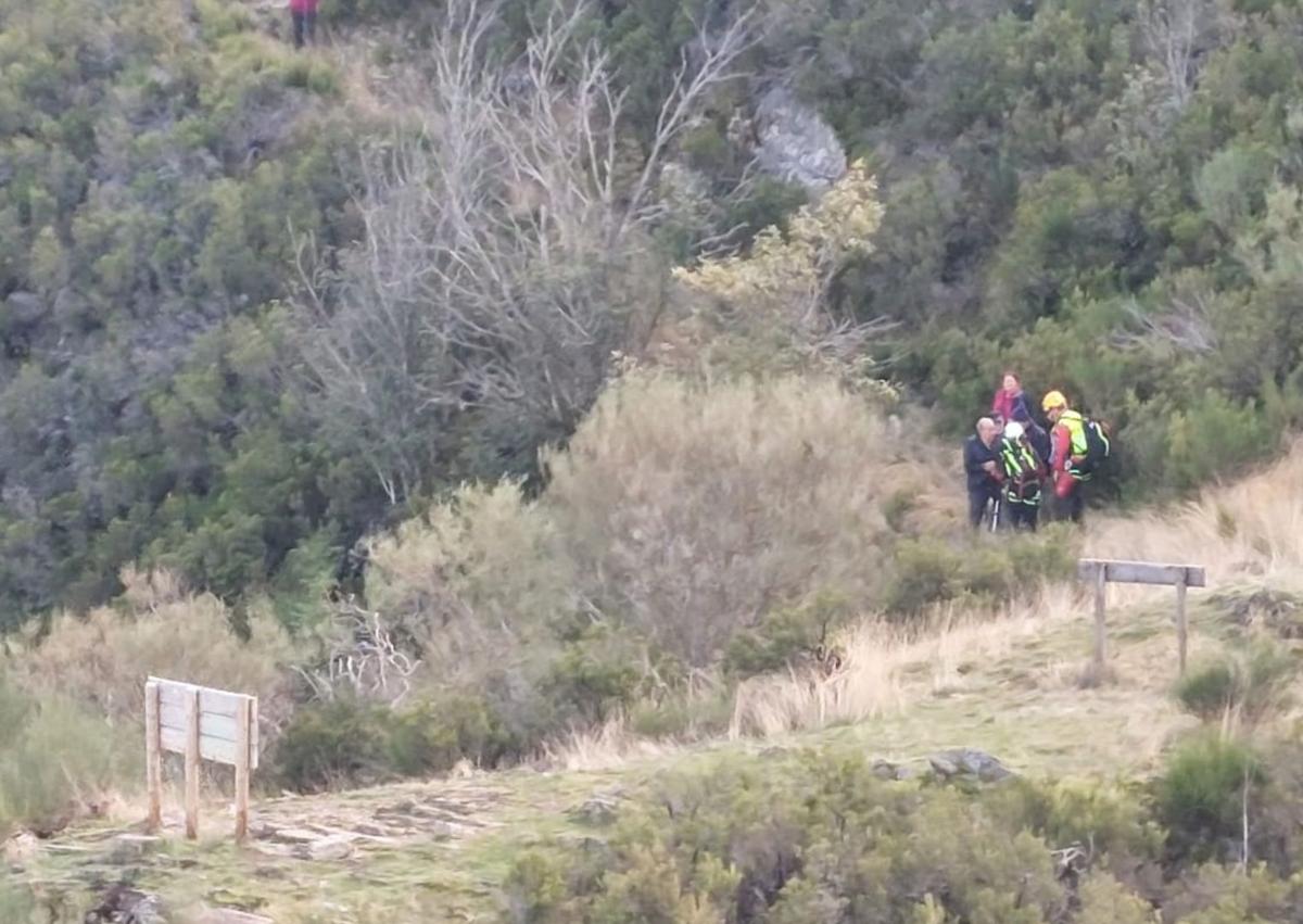 Imagen secundaria 1 - Imágenes del rescate a un varón en Burgos.