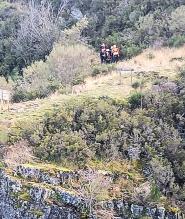 Imagen secundaria 2 - Imágenes del rescate a un varón en Burgos.