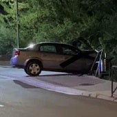 Un coche aparcado sin freno de mano se empotra contra un puente en Aranda