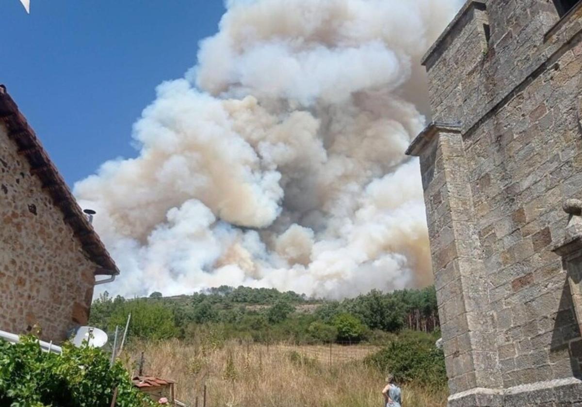 Las llamas quedaron muy cerca del pueblo de Monterrubio de la Demanda.