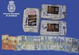 Imagen de la droga y el dinero intervenido en la actuación policial.