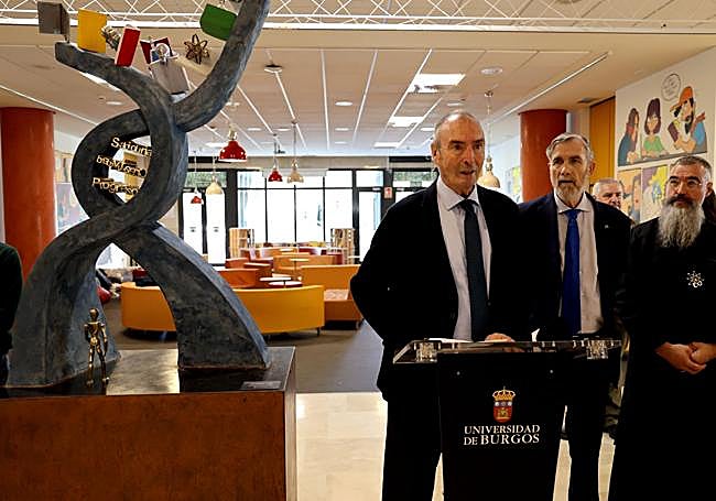 Durante el acto se ha inaugurado la escultura «UBU, puerta abierta al conocimiento», obra de Óscar Martín de Burgos.