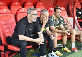 Bolo, con su cuerpo técnico en el Almería Stadium.