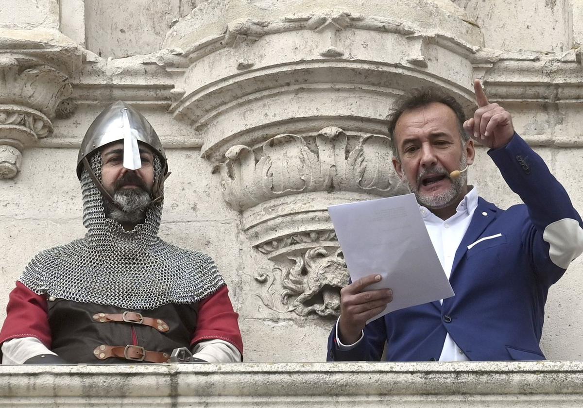 José Luis García-Pérez, actor, impartiendo el pregón desde el arco Santa María.