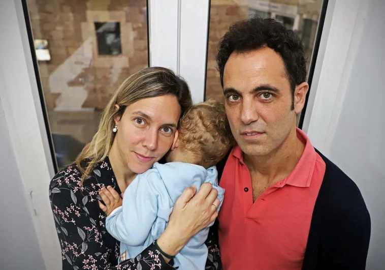 Elsa Martínez y Diego Burgos junto a su hijo Leo.